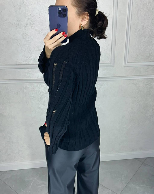 Женский базовый свитер с оригинальной вязкой универсального кроя Черный Одесса - изображение 2