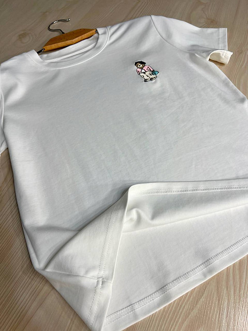 Футболка жіноча A-N 26001 базова однотонна з невеликою вишивкою ведмедик попереду середня довжина one size, білий, one size Київ - фото 12