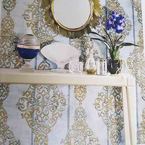 Шпалери метрові вінілові на флізелін 24 Carati Cristiana Masi вензель великий золотом на сіро блакитному Київ