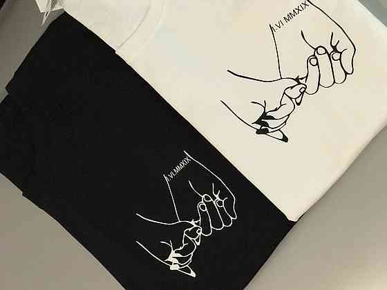 Парні футболки для хлопця та дівчини з принтом рук і датами Чернівці