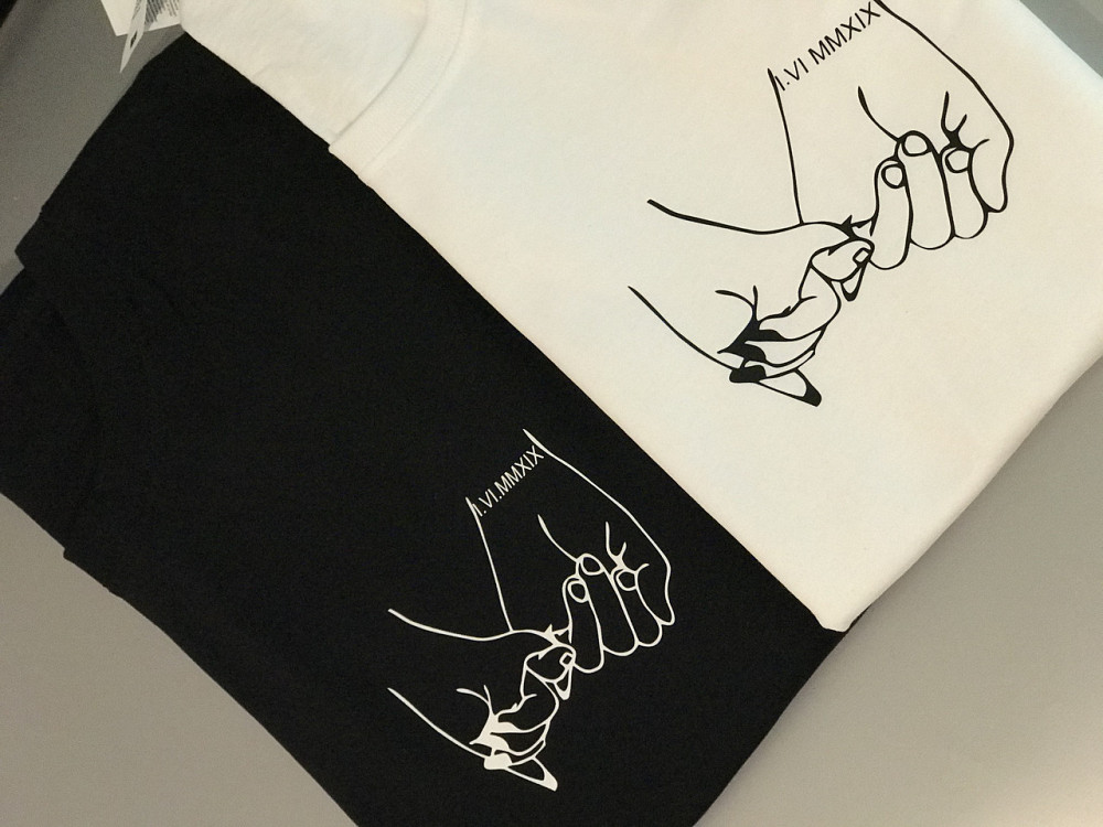 Парні футболки для хлопця та дівчини з принтом рук і датами Чернівці - фото 3