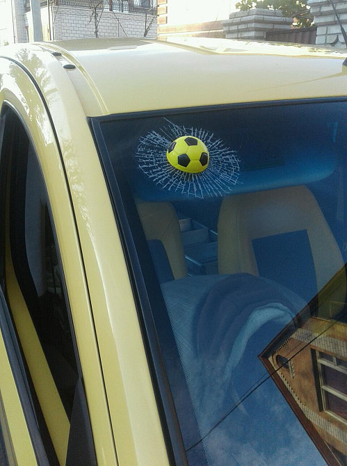 М'яч футбольний жовтий у вікні авто наклейка прикол Київ - фото 4