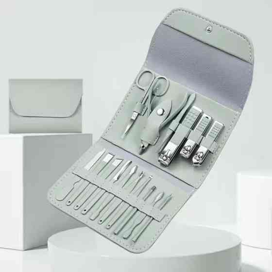 Набор для маникюра и педикюра в кейсе,пинцет,пилочка,ножницы универсальные предметы 16 шт, цвет зеленый Каменец-Подольский