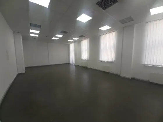 Офис в самом центре города. Производство электроэнергии. Ремонт, как на фото, всё свежее и новое. До 3 градусов S/V. Великолепный вид на город. Днепр