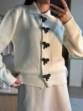 Жіночий укорочений кардиган із декоративними застібками у формі бантиків машинне в'язання Молочний Одеса