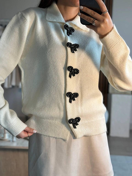 Женский укороченный кардиган с декоративными застежками в виде бантиков машинная вязка Молочный Одесса - изображение 1