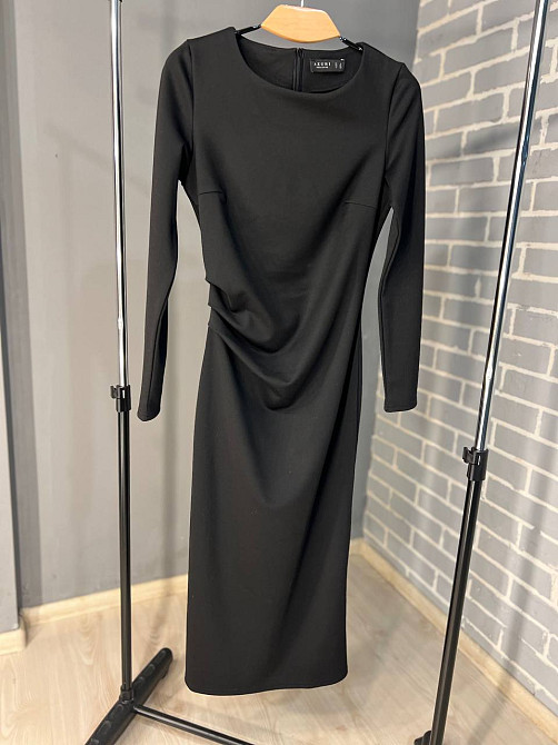 Платье женское AzuriI 6583 с длинным рукавом и драпировкой на талии разрезом позади стрейчевое чорне Одесса - изображение 8