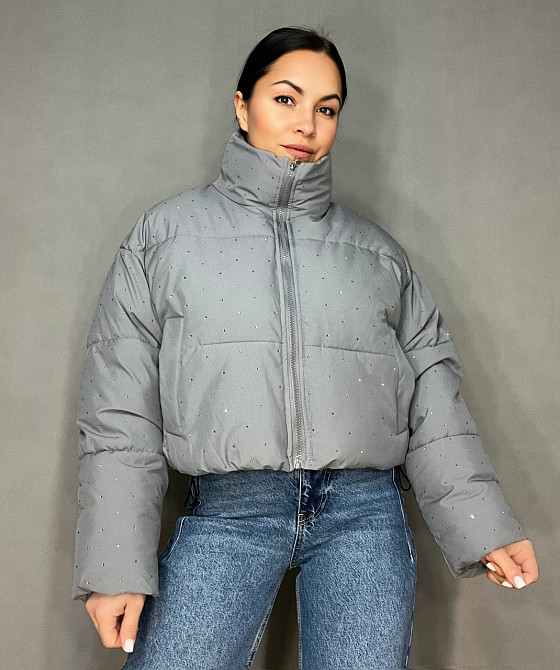 Куртка жіноча Haiziyuan 7165 укорочена пуффер з розсипом камінців демісезонна без капюшона оверсайз сіра, сірий, XL Київ - фото 19