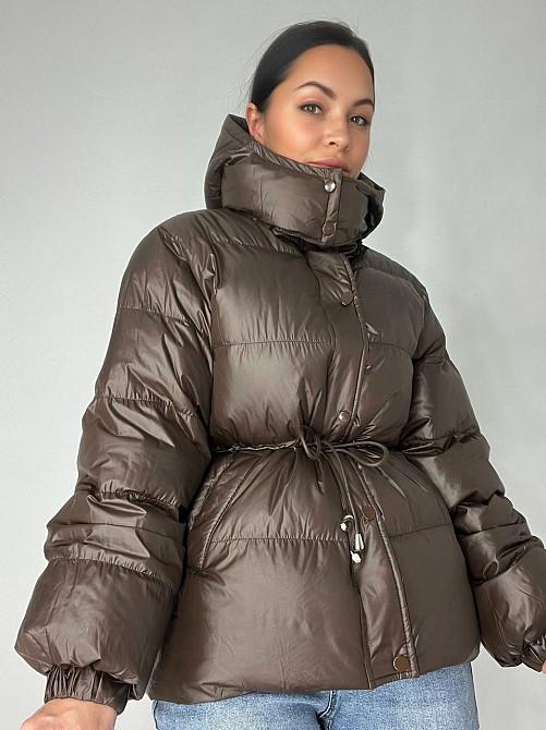 Куртка женская Fashion 2401 глянцевая удлиненная с капюшоном пояс шнурок коричневый, коричневый, L Киев - изображение 5