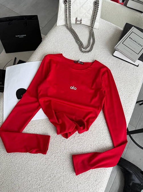 Стильный женский базовый лонгслив с надписью и вырезом под пальчик микродайвинг Красный Одесса - изображение 1