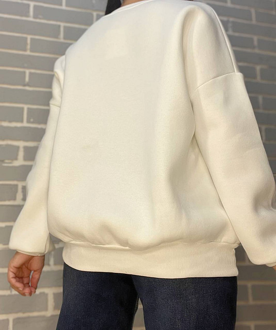 Свитшот женский OLIVIA 2468 надпись впереди VIRGINIA утепленный на флисе модель оверсайз one size, белый, one size Киев - изображение 4