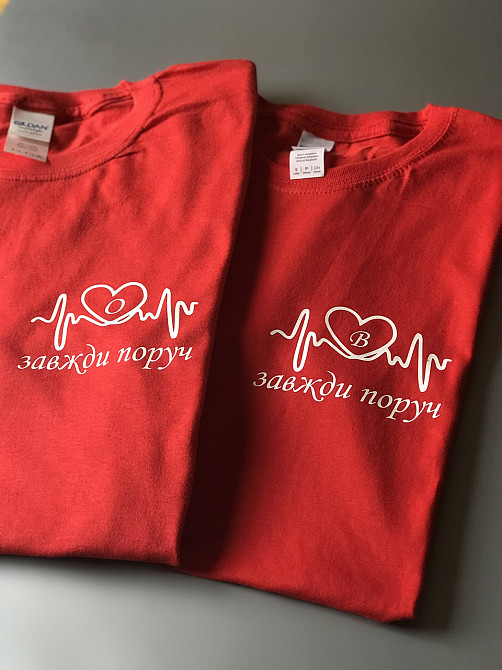 Парные футболки для парня и девушки с кардиограммой Всегда рядом и Вашими инициалами в сердце Черновцы - изображение 2
