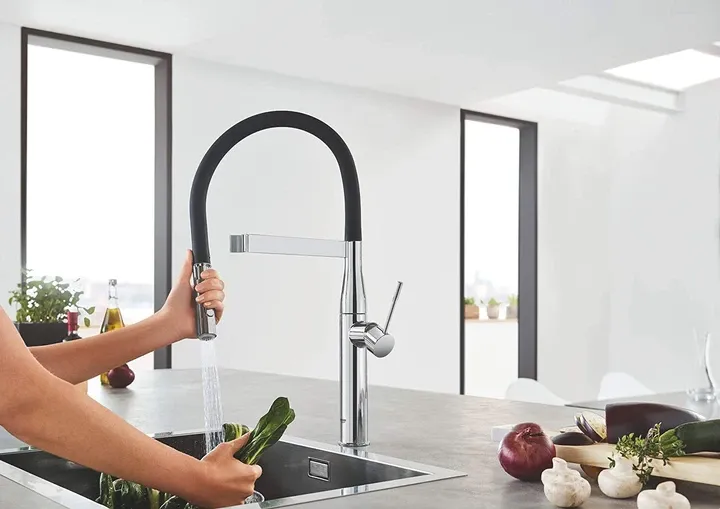 Змішувач для кухні з гнучким виливом Grohe Essence New 30294000 хром/чорний Київ - фото 2