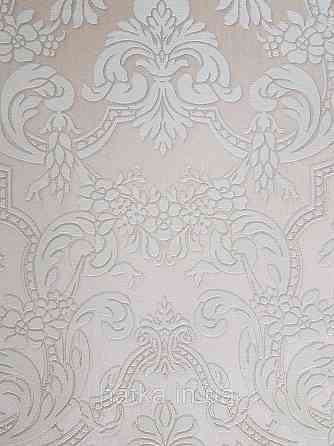 Шпалери вінілові на флізеліні Rasch Trianon Xlll 0.53х10 класика структурні вензелю квіти білі на кремовому Київ