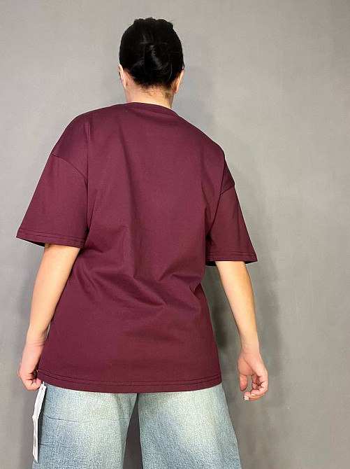 Футболка женская A-N 25007 оверсайз удлиненная с надписью принтом впереди one size, бордовый, one size Киев - изображение 3