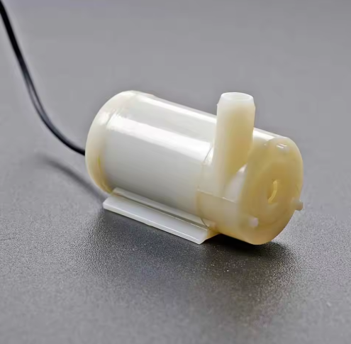 Погружний насос для поливу акваріума та фонтанів Київ - фото 1