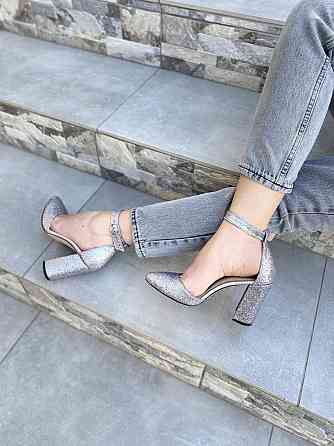 ARLEN Жіночі босоніжки срібні із закритим носком літні з натуральної шкіри на підборах ARLEN Бо Коломия