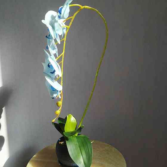 Штучна латексна орхідея VIP у синьому керамічному кашпо на одну блакитну гілку Дніпро