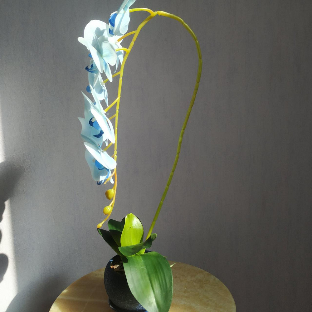 Штучна латексна орхідея VIP у синьому керамічному кашпо на одну блакитну гілку Дніпро - фото 4