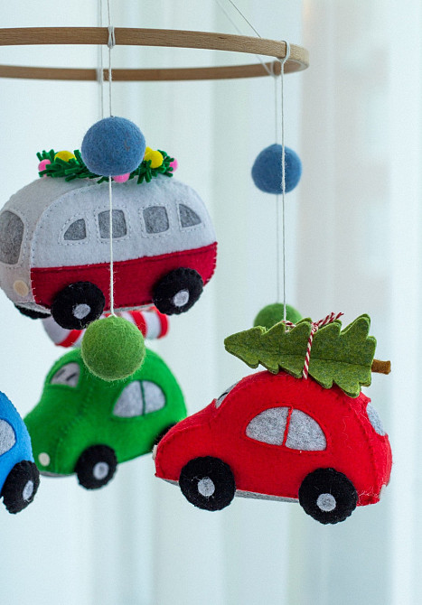 Дитячий музичний мобіль на ліжечко для немовлят WooolyWool «Святкові машинки» з 35 мелодіями Київ - фото 3