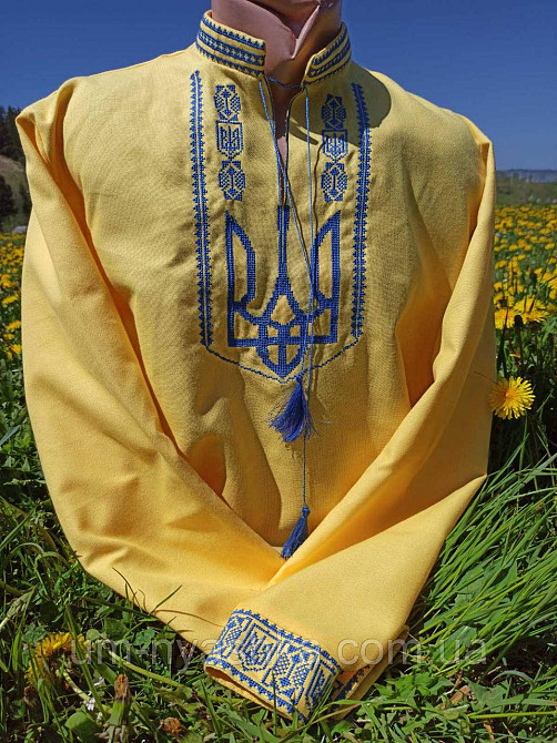 Женская желтая вышиванка з гербом 