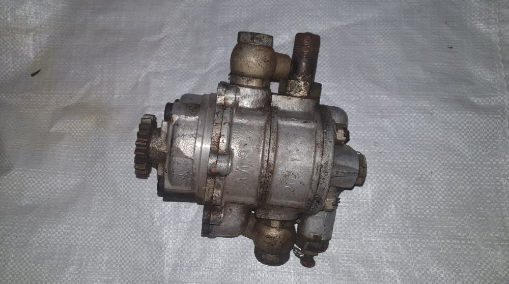 Насос масляный Д-6, Д-12. СССР. Харьков - изображение 1