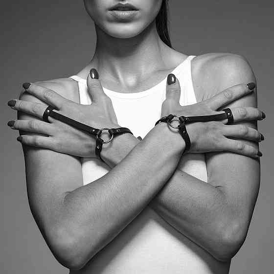 Пара браслетів на зап'ясті і палець Bijoux Indiscrets MAZE Hand Bracelet Harness Brown, екошкіра Sex Aura Київ