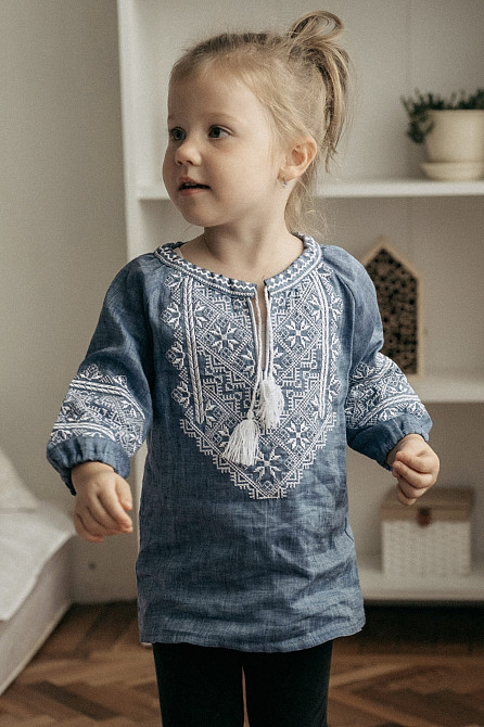 Вышиванка для девочки Синий лен с длинным рукавом голубовато-синего цвета с белым орнаментом. Сумы - изображение 1