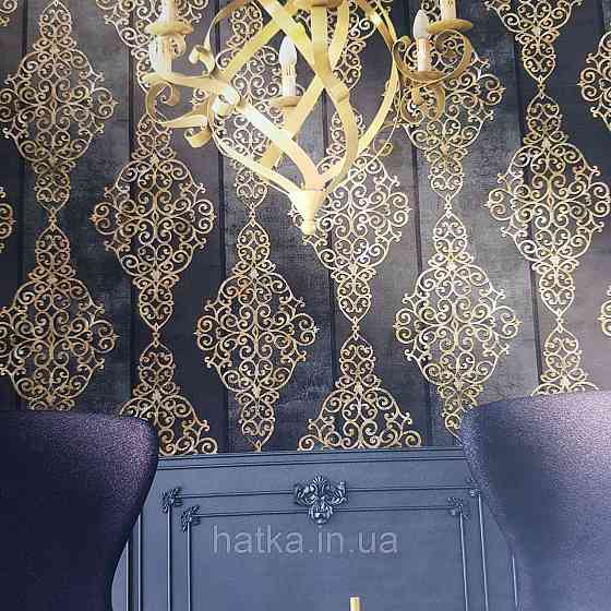 Шпалери метрові вінілові на флізелін 24 Carati Cristiana Masi вензель великий структурний золотом на чорному Київ