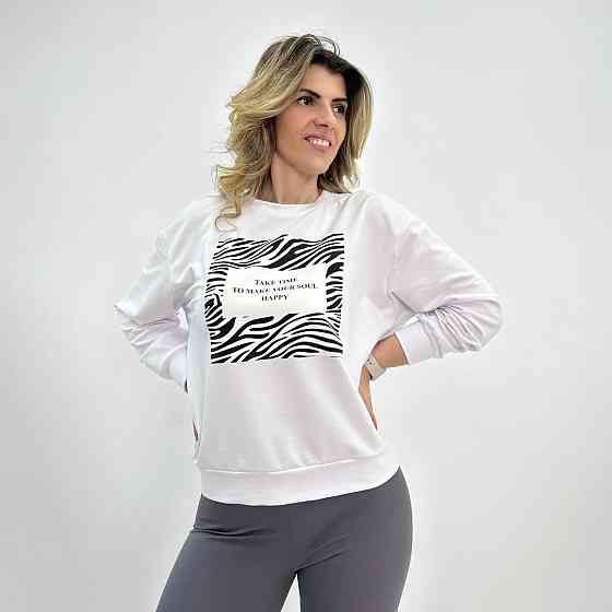 Женский свитшот с анималистичным принтом 