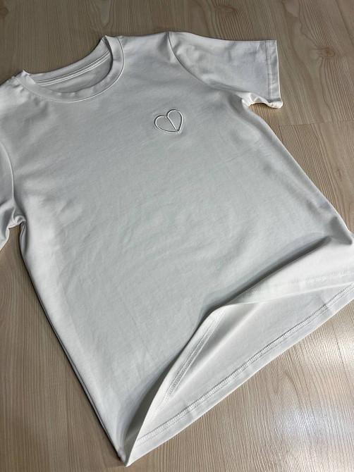 Футболка женская A-N 27040 базовая по фигуре с вышивкой сердце, белый, one size Киев - изображение 3