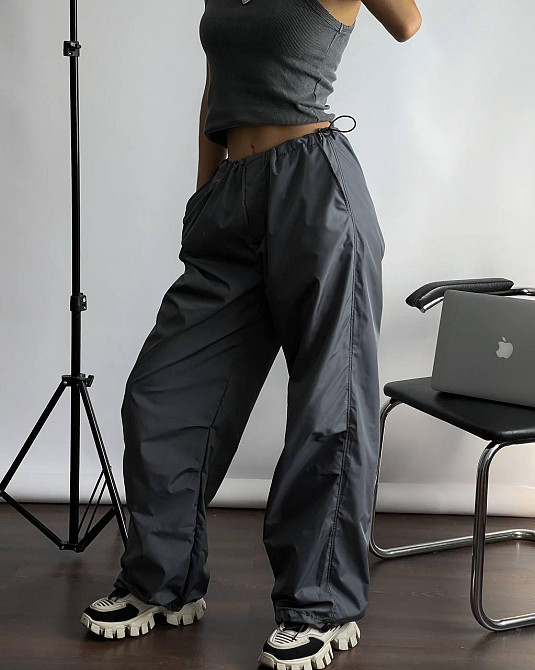 Женские повседневные брюки карго-парашуты плащевка Графит Одесса - изображение 2