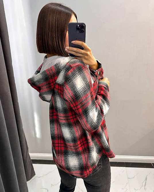 Женская повседневная рубашка в клетку на пуговицах с капюшоном коттон + трикотаж Красный, 44 Одесса - изображение 3