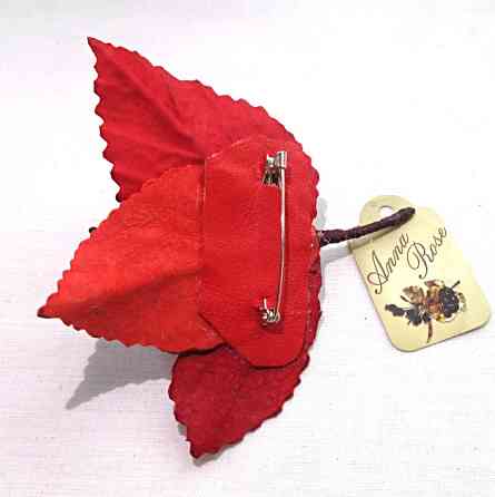 Брошь из кожи ручной работы 