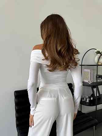 Жіночий романтичний лонгслів зі спущеними плечима трикотаж масло Одеса