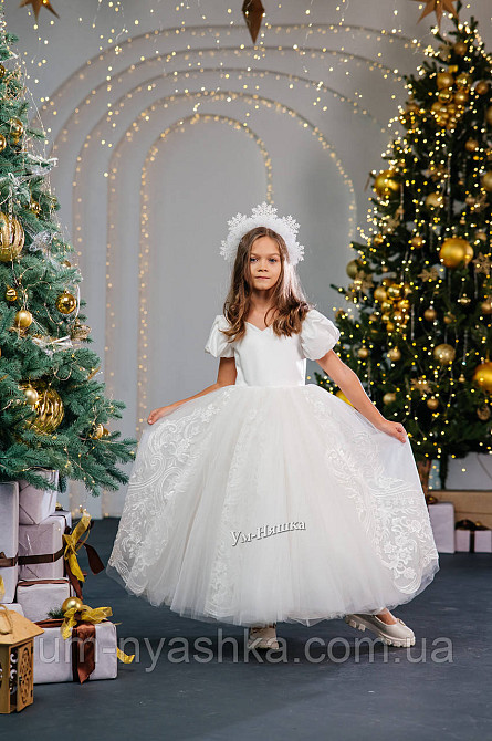 Довге біле плаття зі шлейфом на зріст 120-128 Кривий Ріг - фото 1