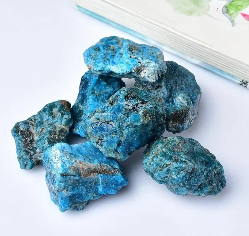 Натуральный кристалл голубого апатита, 4см. Необработанные кристаллы голубого апатита, 1 шт. Киев - изображение 2