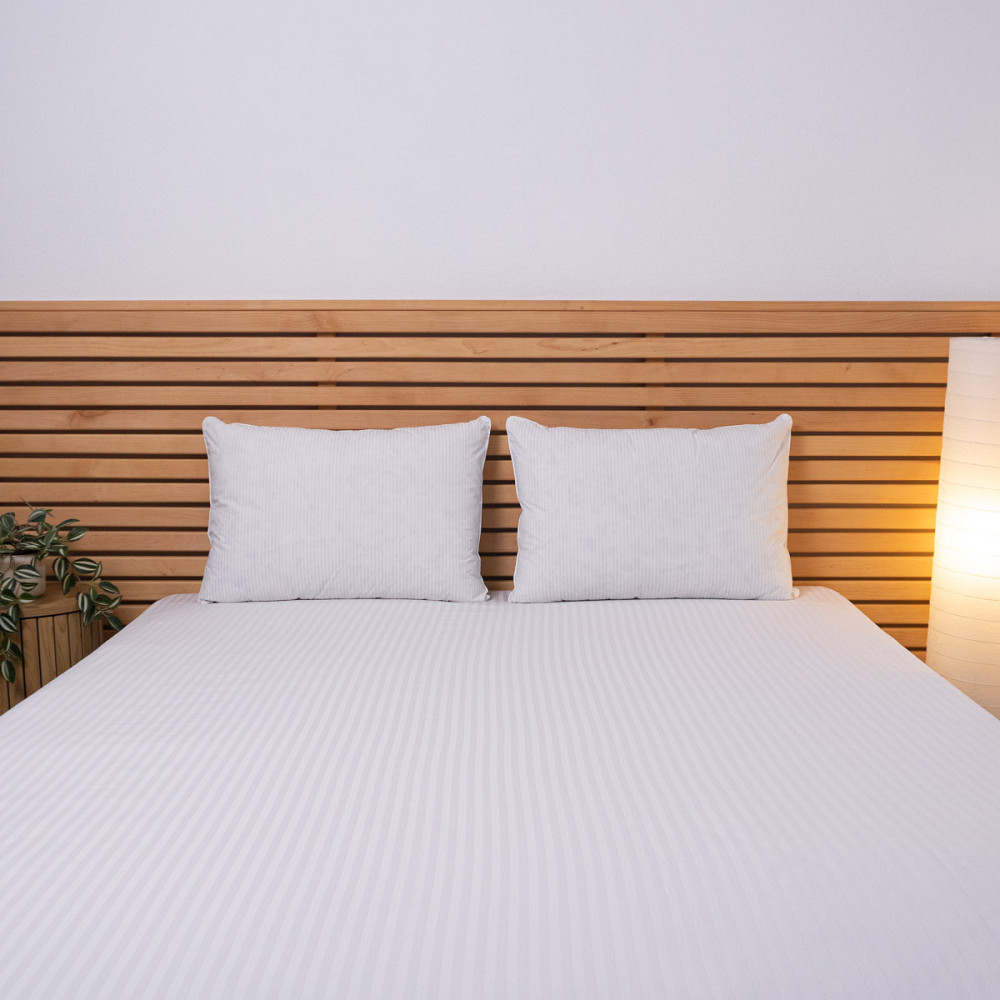 Подушка из искусственного лебяжьего пуха YouStar Тик полоска - упругая 50x70 см (Белый) с сумкой-чехло Сумы - изображение 6