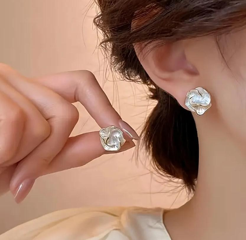 Серьги-пусеты с цветком камелии Эмаль, минималистичная, 1 пара Киев - изображение 1