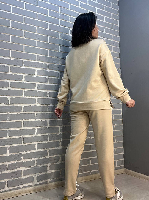 Костюм женский Joggy 8056-8057 брюки на резинке и свитшот с золотой надписью и разрезами по бокам бежевий, бежевый, L Киев - изображение 13