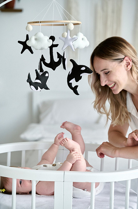 Дитячий чорно-білий музичний мобіль на ліжечко для немовлят WooolyWool «Касатки» з 35 мелодіями Київ - фото 1