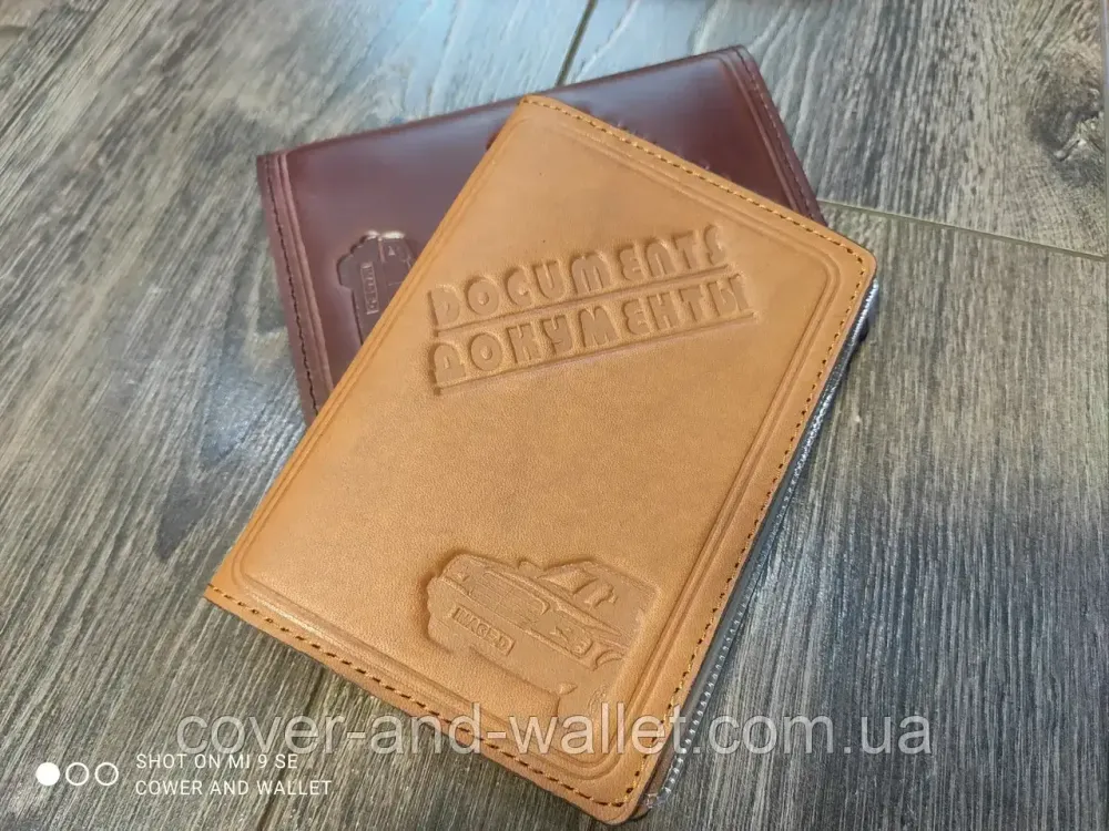 Шкіряна обкладинка на паспорт і автоправоруч ручної роботи Жовтий Київ - фото 1