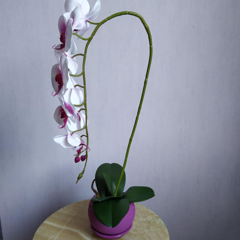 Штучна латексна орхідея VIP у малиновому керамічному кашпо на одну гілку біло-бузкова Дніпро - фото 4