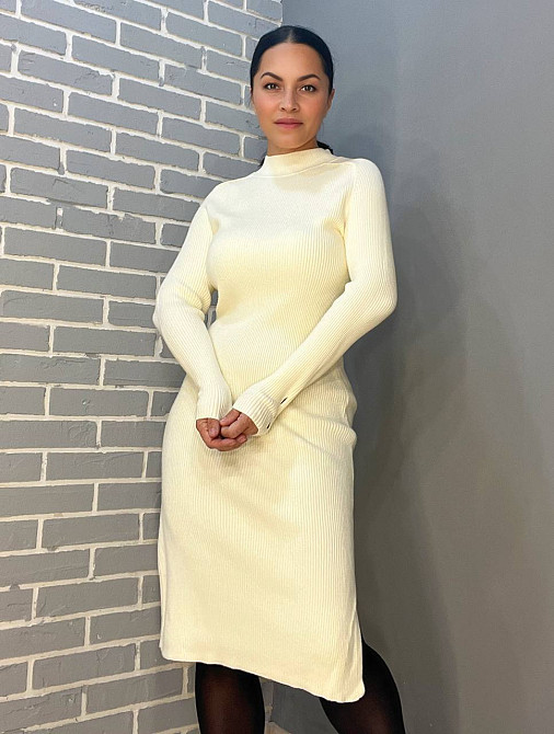 Платье женское Accorddream 2287 теплое вязаное свитер рубчик воротник стойка разрезы миди, молочний, 44-48 Киев - изображение 1