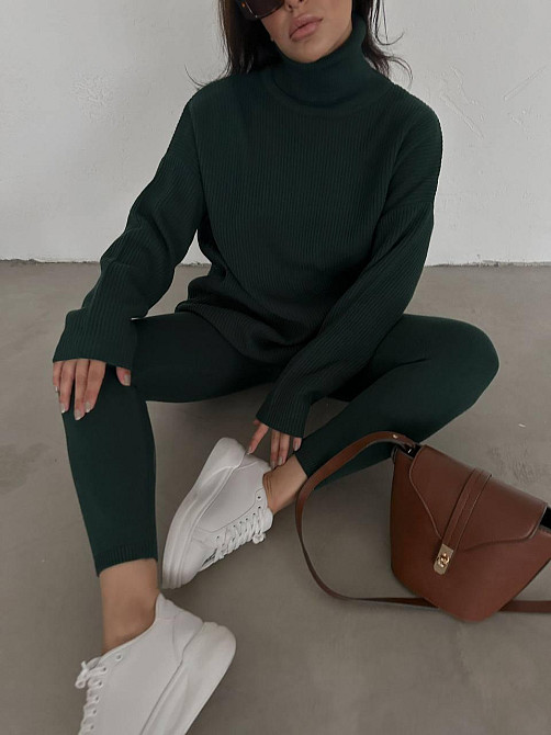 Женский прогулочный оверсайз костюм: свитер в рубчик оверсайз и лосины с эффектом утяжки вязка Хаки Одесса - изображение 3