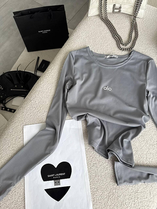 Стильний жіночий базовий лонгслів із написом і вирізом під пальчик мікродайвінг Сірий Одеса - фото 7