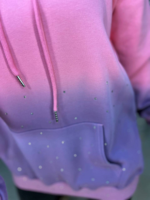 Худі жіноче Joy One 3009 з капюшоном подовжене оверсайз градієнт кольору розсип камінців one size рожевий, рожевий, one size Київ - фото 4