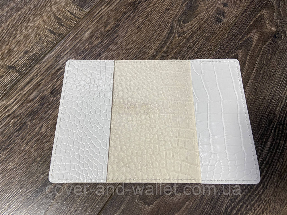Жіноча шкіряна обкладинка на паспорт білого кольору під крокодила ST Leather Київ - фото 5