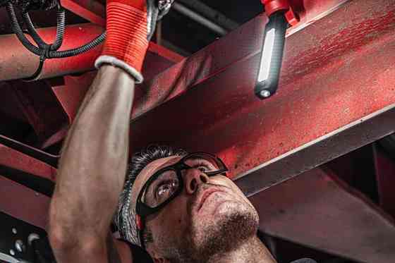 Фонарь светодиодный аккумуляторный с подвижной головкой MILWAUKEE, L4 SL550-301 Одесса