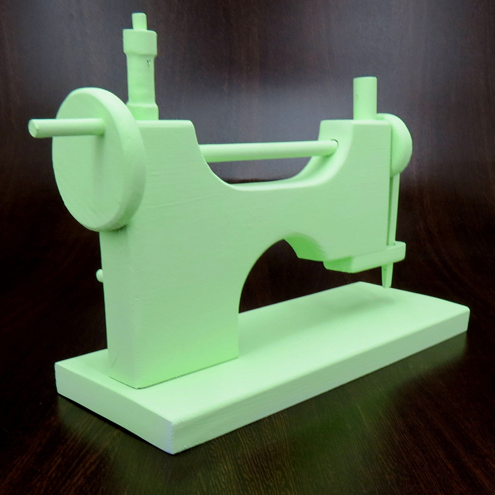 Игрушечная швейная машинка 